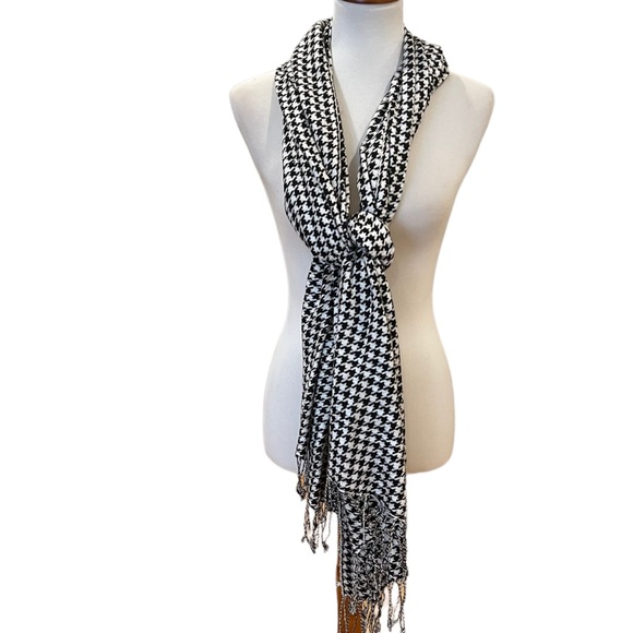 Chevron printed - Long black and wife printed scarf. Pashmina like new - Picture 1 of 2